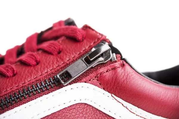 Mode skor med shoestring. Röd sneaker och Skosnöre på vit bakgrund — Stockfoto