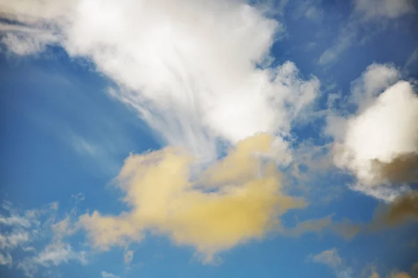 Bulutlu gökyüzü arka planı. Bulutlu gökyüzü — Stok fotoğraf