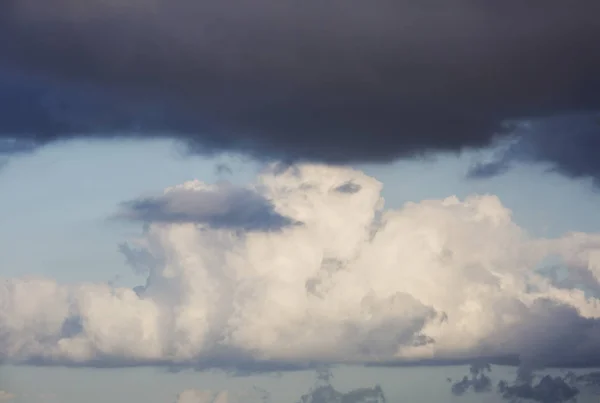 Luchtachtergrond met wolken. Lucht met wolken — Stockfoto