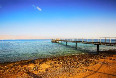 Eilat, İsrail - 8 Ekim 2017: Eilat Kızıldeniz Körfez kıyısında 