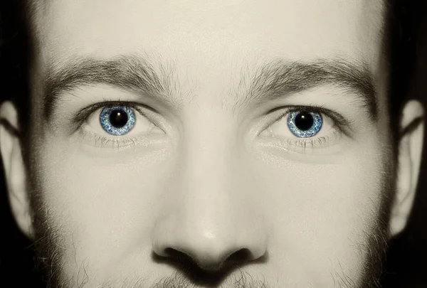 Imagen de los ojos azules del hombre — Foto de Stock