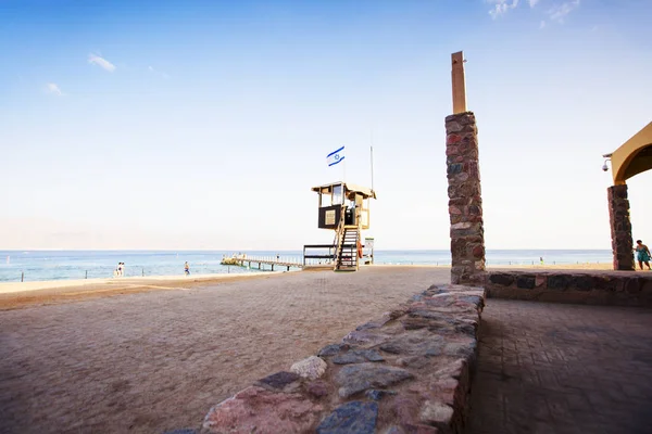 Eilat, Israël - 8 oktober 2017: Kust van de rode zee Golf van Eilat — Stockfoto