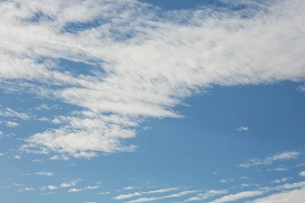 Luchtachtergrond met wolken. Lucht met wolken — Stockfoto