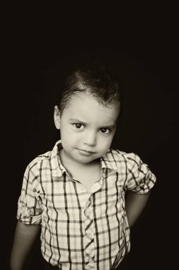 Moda yakışıklı bir çocuk portresi.