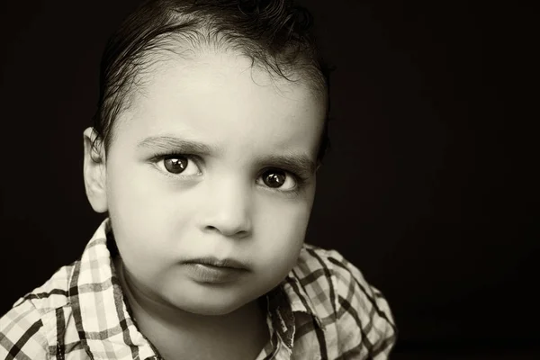 Portret van een modieuze knappe jongen. — Stockfoto