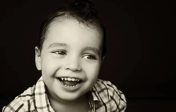 Retrato de um menino bonito na moda — Fotografia de Stock