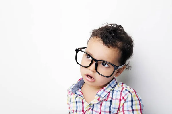 Portret van een knappe jongen met bril op een witte achtergrond — Stockfoto