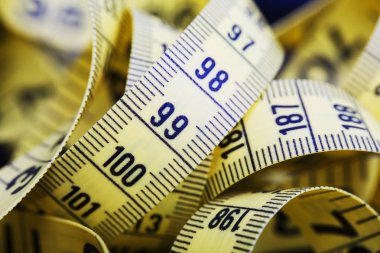 Koyu arka plan üzerinde izole sarı ölçü birimi teyp