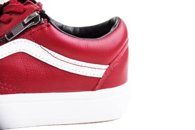 Az parayla ile moda ayakkabı. Kırmızı spor ayakkabı ve beyaz arka plan üzerinde ayakkabı bağı