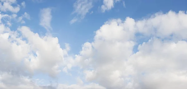 云彩的天空背景。云天 — 图库照片