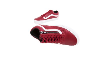 Az parayla ile moda ayakkabı. Kırmızı spor ayakkabı ve beyaz arka plan üzerinde ayakkabı bağı