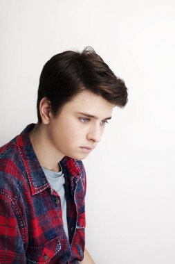 Poz şık yakışıklı genç adam. Beyaz arka plan üzerinde atış stüdyo