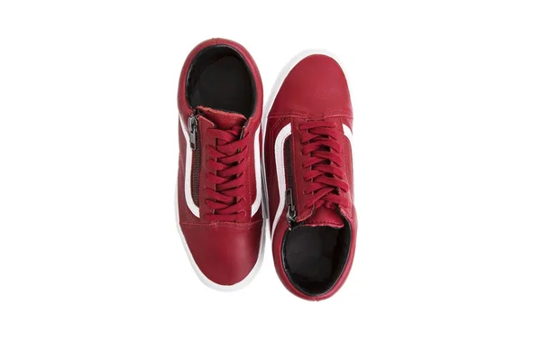 Az parayla ile moda ayakkabı. Kırmızı spor ayakkabı ve beyaz arka plan üzerinde ayakkabı bağı — Stok fotoğraf
