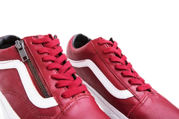 Fashion schoenen met shoestring. Rode sneaker en schoenveter op witte achtergrond — Stockfoto