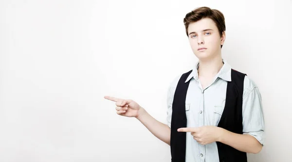 Joven hombre guapo con camisa vaquera apuntando — Foto de Stock