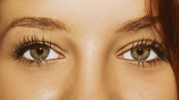 Una Hermosa Mirada Perspicaz Ojos Mujer Primer Plano —  Fotos de Stock