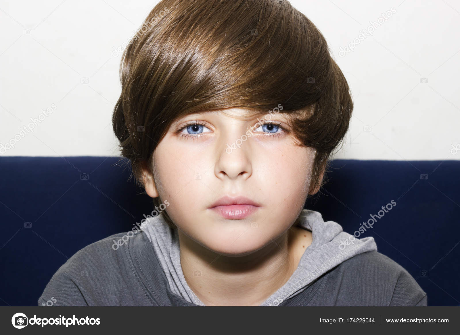 chico de ojos azules
