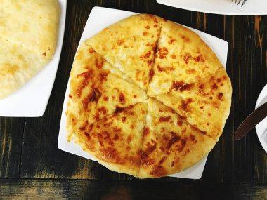 Geleneksel Gürcü pasta - khachapuri ile peynir pişmiş bir pastadır