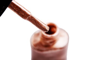 Tırnak cilası. Fırça makro. Kırpma yolu. Beyaz arka plan üzerinde izole.