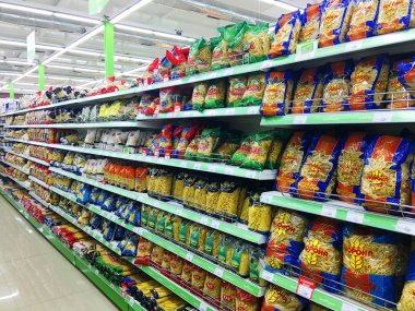 Tiflis, Gürcistan - 17 Mart 2016: Seçim bir süpermarket raflarında İtalyan makarna. En fazla süpermarket Tiflis büyük bir süpermarkete benzer