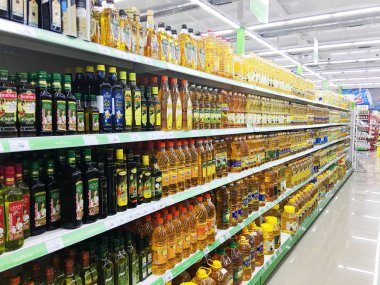 Tiflis, Gürcistan - 17 Mart 2016: Raf çeşitli marka bitkisel yağ şişeleri Tops süpermarkette. En fazla süpermarket Tiflis büyük bir süpermarkete benzer