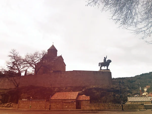 Metekhi kerk en het ruiterstandbeeld van Koning Vakhtang Gorgasali in Tbilisi — Stockfoto