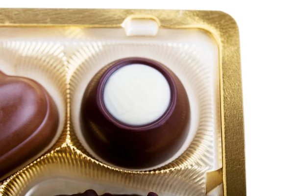 Uma coleção de chocolates mistos contra um fundo branco — Fotografia de Stock