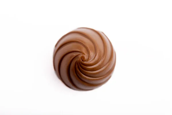 Chocolate doce no fundo branco. Deliciosos pralinos de chocolate — Fotografia de Stock