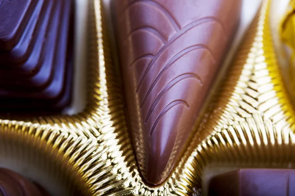 Una colección de chocolates mixtos sobre un fondo blanco — Foto de Stock