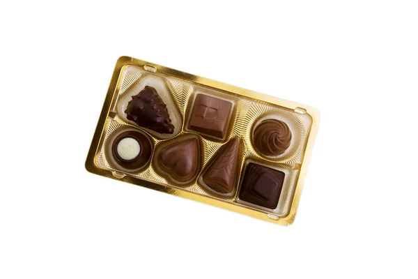 Uma coleção de chocolates mistos contra um fundo branco — Fotografia de Stock