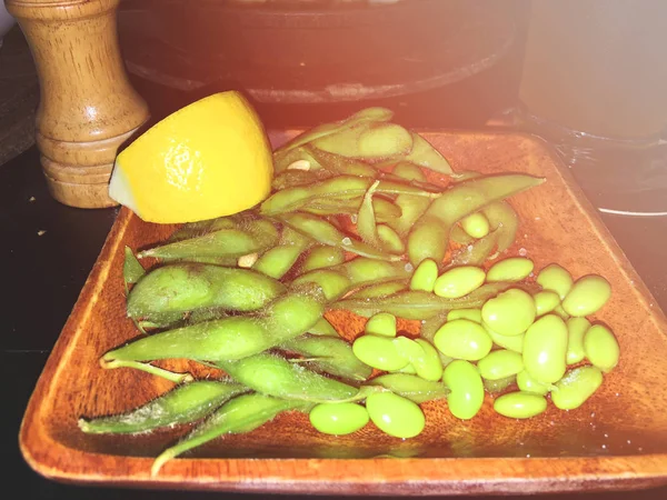 Close up of japanese food edamame nibbles, boiled green soybeans — Stock Photo, Image