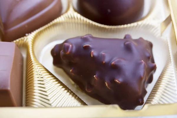 Uma coleção de chocolates mistos contra um fundo branco — Fotografia de Stock