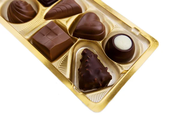 Une collection de chocolats mélangés sur fond blanc — Photo