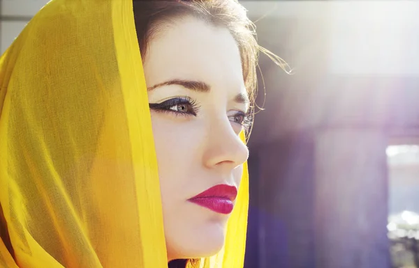 Hermosa Chica Pensativa Una Bufanda Amarilla Mirando Distancia — Foto de Stock