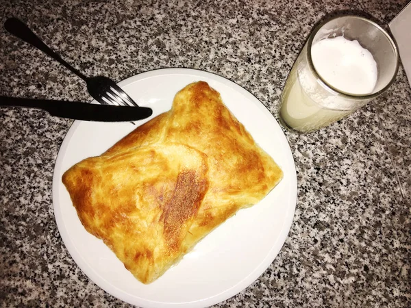 Pastel tradicional georgiano - khachapuri es un pastel horneado con queso —  Fotos de Stock