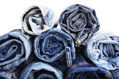 Kot pantolon, beyaz doku gösterilen koyu mavi kot pantolon haddelenmiş yakın çekim
