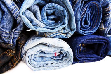 Kot pantolon, beyaz doku gösterilen koyu mavi kot pantolon haddelenmiş yakın çekim