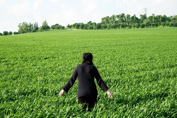 Begreppet att njuta av naturen. Flicka i svart tröja och hatt — Stockfoto
