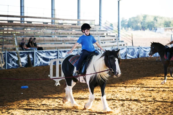 Ber Yakov, Israel - September 28, 2016: Horse riding lessons for kids. — Stock Photo, Image