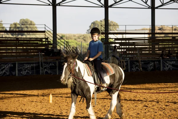 Ber Yakov, Israel - September 28, 2016: Horse riding lessons for kids. — Stock Photo, Image