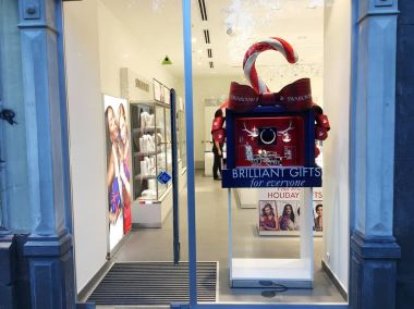 Tiflis, Gürcistan - 26 Kasım 2017: Swarovski mağaza Tiflis. Swarovski Ag Merkezi Avusturya'da bulunan kurşun cam kesmek lüks bir Avusturyalı üreticisidir.