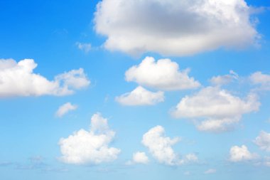 Bulutlu gökyüzü arka planı. Bulutlu gökyüzü