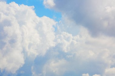 Bulutlu gökyüzü arka planı. Bulutlu gökyüzü