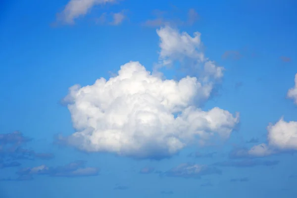Ουράνιο φόντο με σύννεφα. Ουρανός με σύννεφα — Φωτογραφία Αρχείου