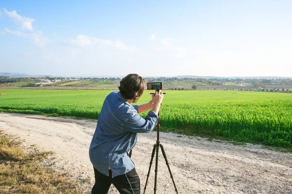 El concepto de disfrutar de la naturaleza. Descansa en el aire. El hombre toma fotos —  Fotos de Stock