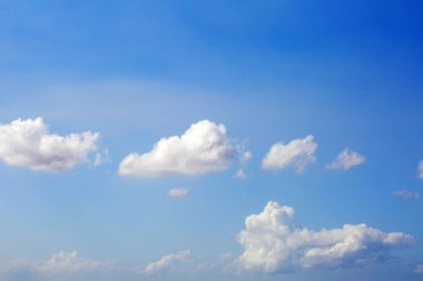 Bulutlu gökyüzü arka planı. Bulutlu gökyüzü