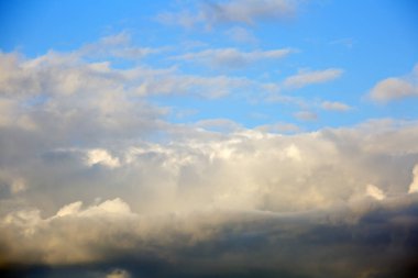 Bulutlu gökyüzü arka planı. Bulutlu gökyüzü