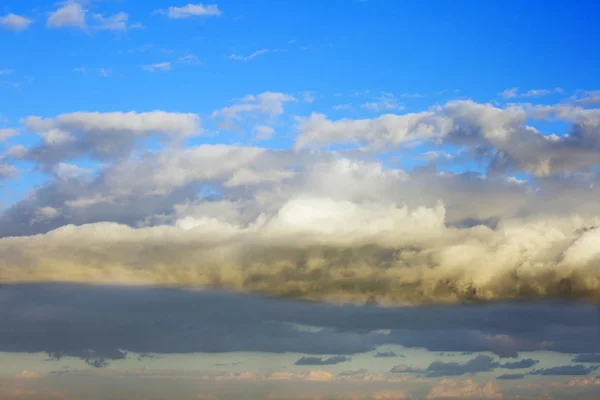 Luchtachtergrond met wolken. Lucht met wolken — Stockfoto