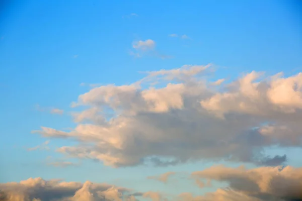 云彩的天空背景。云天 — 图库照片