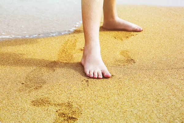 Kinder voeten op het zand van de zee — Stockfoto